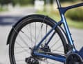 Für das Defy gibt es passende Schutzbleche und Licht, unter den vier Ausstattungsvarianten (6.499 bis 10.499 Euro) findet sich auch eine Allroad-Version mit etwas breiteren 35-Millimeter-Reifen.