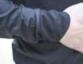 Die elastischen Ärmelbündchen mit asymmetrischen Flaps schützen vor Regen und Zugluft