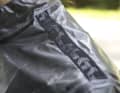 Ein Silikonstreifen auf den Schultern soll die Jacke robust machen, beispielsweise beim Tragen von Rucksäcken