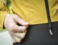 Am Bund liegt die Jacke gut an, oben vor der Brust wellt sich das Material in der Rennradhaltung