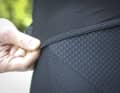 Das Material ist sehr elastisch, der verlängerter Rücken bedeckt den Po