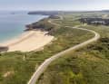 Kurvenlust: Auf dem Weg zum Cap Fréhel windet sich die Küstenstraße bei Plevénon