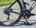Wie Sie sehen, sehen Sie nichts. Das Reveal Plus gibt sich erst auf den zweiten Blick als E-Rennrad zu erkennen.