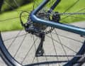 Dank des für E-Bike-Verhältnisse niedrigen Gesamtgewichts unter zwölf Kilogramm schlägt das Reveal Plus auch ohne Motor­unterstützung eine relativ schnelle Gangart an.