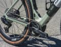 Am Testrad mit neuer Sram Force XPLR, die wie das integrierte Rücklicht über den Motor-Akku gespeist wird, kann die Unterstützungsstufe über kleine Taster am Griffkörper gewählt werden.