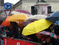 Typisches Bild vom Giro 2023. Fahrer und Zuschauer sind auf guten Wetterschutz angewiesen. Giro d’Italia, 5. Etappe, 10. Mai 2023.
