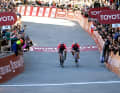 Fotofinish in Siena: Demi Vollering gewinnt hauchdünn vor Lotte Kopecky die Strade Bianche 2023.