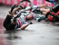 Beim Zielsprint erst auf einer nassen Fahrbahnmarkierung ausgerutscht, abgefangen, um dann doch einen kapitalen Abflug zu machen. Mark Cavendish überquert die Ziellinie der 5. Etappe auf dem Hosenboden. Giro d’Italia, 10. Mai 2023.