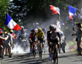 Die üblichen Protagonisten rund um Vingegaard und Pogacar am stimmungsvollen Anstieg zum Grand Colombier. Die französischen Fans feiern ihren Nationalfeiertag. Tour de France, 13. Etappe, 14. Juli 2023.