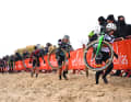 Die spanische Meisterin Lucia Gonzalez Blanco (rechts, im Vordergrund) im Sand – nicht beim Strandlauf – beim Superprestige in Boom am 4. Dezember 2022 
