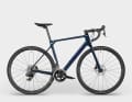Eine Mischung zwischen Marathonrad und Gravelbike ist das 2.999 Euro teure CF Allroad. Die 35-Millimeter-Bereifung lässt Abstecher ins Gelände zu.
