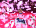 Er kam, sah, siegte und musste den Giro nach einem positiven Corona-Befund wieder verlassen. Remco Evenepoel bei der Siegerehrung nach dem zweiten Einzelzeitfahren am 14. Mai. Giro d’Italia, 9. Etappe.