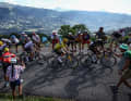 Eingerahmt von ihren Edelhelfern Adam Yates (links) und Sepp Kuss (rechts) bezwingen die Favoriten die Anstiege auf der 14. Etappe nach Morzine. Tour de France, 15. Juli 2023.