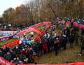 Gedränge auf und neben der Strecke beim Cross Weltcup in Antwerpen, 4. Dezember 2022 