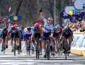 Die Top-Sprinterin im Frauen Peleton zeigt auf und gewinnt den Scheldenpreis, 5. April 2023.