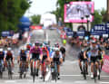 Eine der wenigen Chancen für Sprinter beim diesjährigen Giro genutzt. Pascal Ackermann gewinnt die 11. Etappe hauchdünn vor Jonathan Milan. Giro d’Italia, 17. Mai 2023.