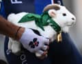 Abschiedsgeschenk für einen Helden der Fans. Thibaut Pinot erhält vor seinem letzten Rennen als Profi zu seinen lebenden Ziegen auch noch ein Kuscheltier. Lombardei-Rundfahrt, 7. Oktober 2023