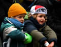 In Belgien fast immer dabei – auch wenn er nicht selbst mitfährt. Junge Fans mit Remco Evenepoel Rennkappe. Cross Weltcup in Antwerpen, 4. Dezember 2022 