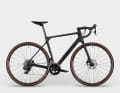 In der Top-Ausstattung kommt das CF 7 eTap mit SRAM Rival AXS und liegt bei 2.999 Euro.