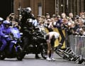 Dramatische Zuspitzung! Mathieu van der Poel stürzt auf regennasser Fahrbahn, kann aber weiterfahren und verteidigt seinen Vorsprung vor der Konkurrenz. UCI Cycling World Championships in Glasgow, 6. August 2023.