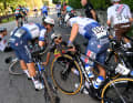 Frühes Aus eines Mitfavoriten. Remco Evenepoel konnte das Rennen nach einem Sturz im Feld erst nach einer längeren Pause fortsetzen. Lombardei-Rundfahrt, 7. Oktober 2023