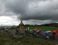 Vorbei an einem Monument: Auf der vierten Etappe von Paris-Nizza mussten die Fahrer 183 Kilometer und 3300 Höhenmeter zurücklegen, 06. März 2024.