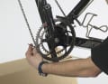 4. Drehen Sie die Kurbel parallel zur Kettenstrebe und fixieren Sie das Pedalauge mit Kupferdrahtkabel an der Strebe. Fixieren Sie auch die Kette an den Stellen, wo sie das Kettenblatt verlässt. So kann die Kette nicht herunterfallen, und das scharfkantige Kettenblatt ist etwas geschützt.