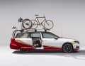 Auf Basis eines Kombis der Baureihe Superb bauen Škoda-Azubis dieses Team-Fahrzeug als Einzelstudie für künftige Radsportveranstaltungen. Pfiffig: Dank Schiebetür hinten können die Radprofis eng ans Supportfahrzeug heranfahren.