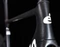 Das Steuerrohr des Cervélo Soloist fällt etwas flächiger aus als beim R5. Die Züge werden unter dem Vorbau ins Steuerrohr geführt.