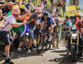 Hautnah: Die Nähe der Rennfahrer – hier Thibaut Pinot – zu den Fans am Straßenrand ist ein Faszinosum des Radsports. Und eine erhebliche Gefahrenquelle.