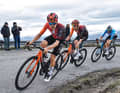 Große Erfolge: Pinarello zählt in jüngerer Vergangenheit zu den erfolgreichsten Marken im Rennsport. Tom Pidcock (vorne) und seine Ineos-Teamkollegen fahren das Dogma F.