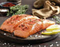Lachs enthält wichtige Omega-3-Fettsäuren.