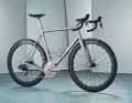 Modern: High-End, maximal individuell: Titan-Muffen und Cockpit aus Titan gedruckt, von Tom Sturd.