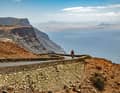 Panoramastraße: Ganz im Norden der Insel klammert sich der Anstieg zum Mirador del Río an die Klippen des Famara-Gebirgszuges