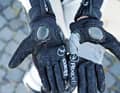 Verschleiß: Nach vier Testjahren und etlichen Stürzen sind die Handschuhe nun hin.
