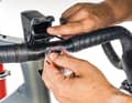 Kontrolle der Vorbauklemmung: Reinigen Sie die Klemmfläche am Lenker und die Kontaktflächen am Vorbau gründlich. Bei Teilen aus Aluminium fetten Sie die Flächen dünn ein; an Lenker und Gabelschäfte aus Carbon gehört ausschließlich Carbon-Montagepaste. Die Schraubengewinde ebenfalls fetten und mit dem vorgegebenen Drehmoment anziehen.