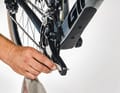 Knackt es weiterhin, schrauben Sie die Pedale ab, reinigen und fetten die Gewinde. Auch die Pedallager kommen infrage: Probieren Sie, wenn möglich, zunächst andere Pedale, bevor Sie das Tretlager zerlegen. Knarzende Schuhplatten können mit etwas Silikonspray ruhiggestellt werden.