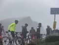 Nebel und Nässe am Gotthard drücken aufs Gemüt, aber die Radler fahren in Gruppen und motivieren sich gegenseitig