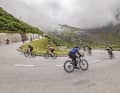 Am Nufenenpass schwitzen die Absolventen der Bronze- und Platin-Tour bergauf, während die Strecke der Silber- und Gold-Tour bergab führt