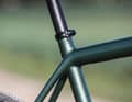 Anleihen beim Aethos: Bei beiden Crux-Modellen verzichtet Specialized auf technische Spielereien. Beispielhaft die klassische Klemmung der Sattelstütze am S-Works.