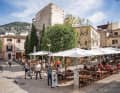 Plauschplatz: Auch in Pollença ist  man als Radfahrer selten alleine. Wer sich hier  keine Pause gönnt, ist selber schuld.