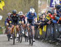 Angriffslustig: Pieterse (rechts) führt bei der Flandern- Rundfahrt 2024 am Koppenberg die Ausreißergruppe mit Marianne Vos (links) an