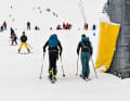 Schubumkehr: Während die Massen der Skifahrer sich zu Tal stürzen, bricht Antonia Niedermaier (rechts) zum Training auf.