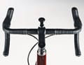 Nicht standesgemäß: Der dünne, unnachgiebige Alu-Lenker des Cervélo konterkariert die Idee eines Komfort-Rennrades. Bei der Konkurrenz sind deutlich bequemere Lenker montiert.