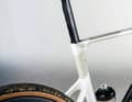 Rekordverdächtig: Die Carbonstütze und das filigrane Sitzrohr übernimmt das SuperX vom Race-Allrounder SuperSix Evo. Die Folge ist ein erstklassiger Heckkomfort.