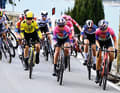 Pauline Ferrand-Prévot (im gelben Trikot) und Tour-Siegerin Kasia Niewiadoma (rechts davon im Canyon-SRAM-Trikot) engagieren sich an der Spitze. Im Hintergrund (Mitte) die Deutsche ­Liane Lippert
