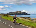 Kurvig: Die Küstenstraße mit dem vorgelagerten Felsen von Holy Isle im Firth of Clyde