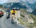 Uneinholbar - Bei seiner ersten Tour de France 1969 trägt Merckx seit der 6. Etappe das ­Gelbe Trikot und demütigt seine Gegner jeden Tag aufs Neue. Auf der 17. Etappe von Luchon nach Mourenx attackiert er am Tourmalet, fährt 140 Kilometer alleine an der Spitze und ­gewinnt mit acht Minuten Vorsprung. Am Ende der Tour in Paris hat er fast 18 Minuten Vorsprung auf den zweitplatzierten Roger Pingeon