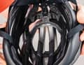 Das Evolve Core von Mips ­ im Giro Cielo ist dünn und ­ im hinteren Bereich unge­polstert, was sich auf blanker und verschwitzter Kopfhaut unkomfortabel anfühlen kann