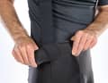 Druckstellen: Bei der Hose von Dynamics stört die grobe Verbindung von Träger zur Hosenbox. Auf Dauer nervt der Stoff-Klotz an Hüfte und Taille.
